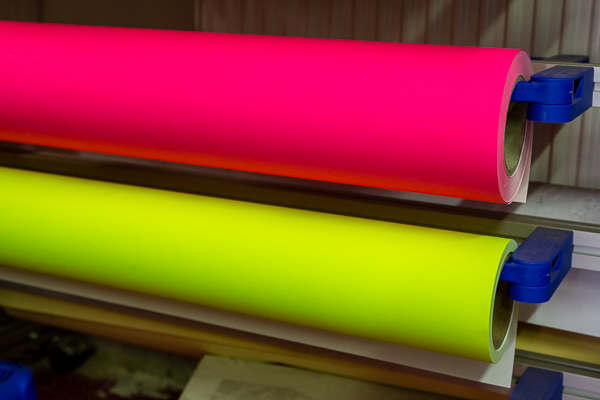 Svítivé fluo papíry pro tisk plakátů.