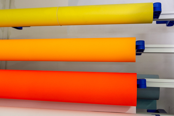 Svítivé fluo papíry v roli.