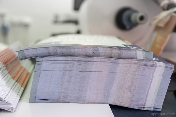 Letáky připravené k postpressové úpravě – skládání letáků.